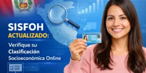 Mulher sorrindo com cartão SISFOH, mapa do Peru ao fundo