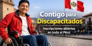 Jovem sorridente em cadeira de rodas em praça histórica no Peru