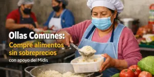 Mulher servindo arroz em Ollas Comunes na cozinha comunitária