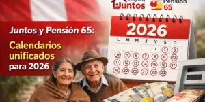 Casal idoso sorrindo com calendário 2026 e bandeira peruana